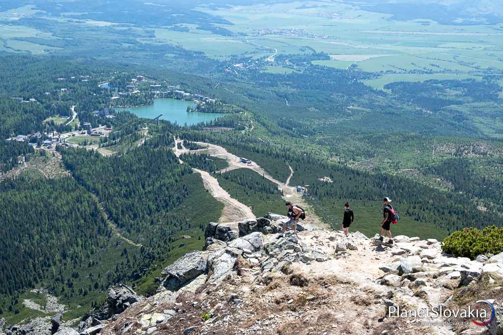 Turisti na zostupe z Predného Soliska k Štrbskému Plesu.