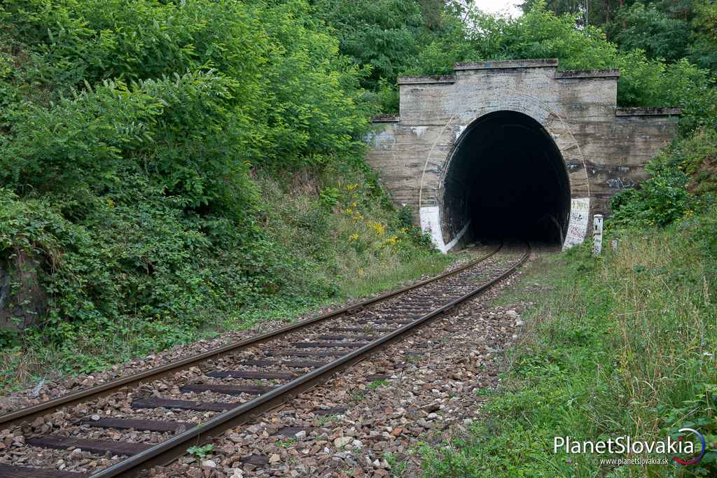 Tunel nad Kremnicou cestou na rozhľadňu Krahuľský vrch. Priechod cez trať nie je nijako zabezpečený a turista sa musí spoľahnúť čisto na svoju pozornosť.