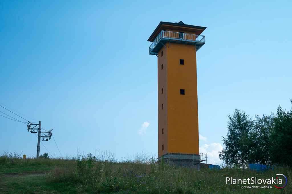 Polomské očko. Rozhľadňa je vysoká 30 metrov.
