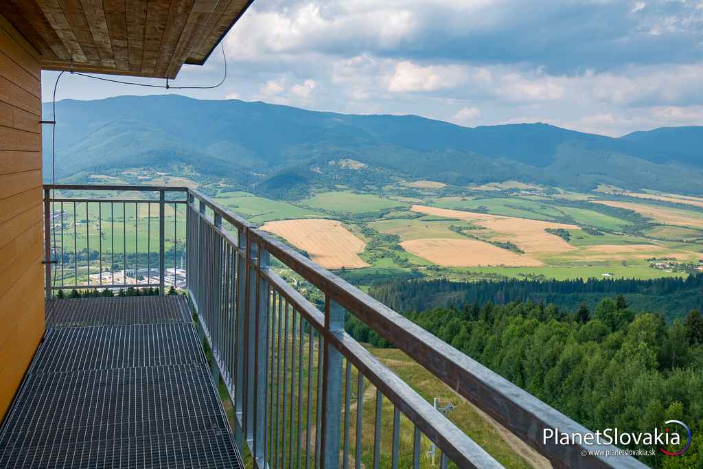 Vyhliadková plošina na Polomskom očku. Je tvorená oceľovou lávkou po celom obvode rozhľadne. Pohľad cez mreže pod nohami nie je práve pre ľudí s odporom k výškam.