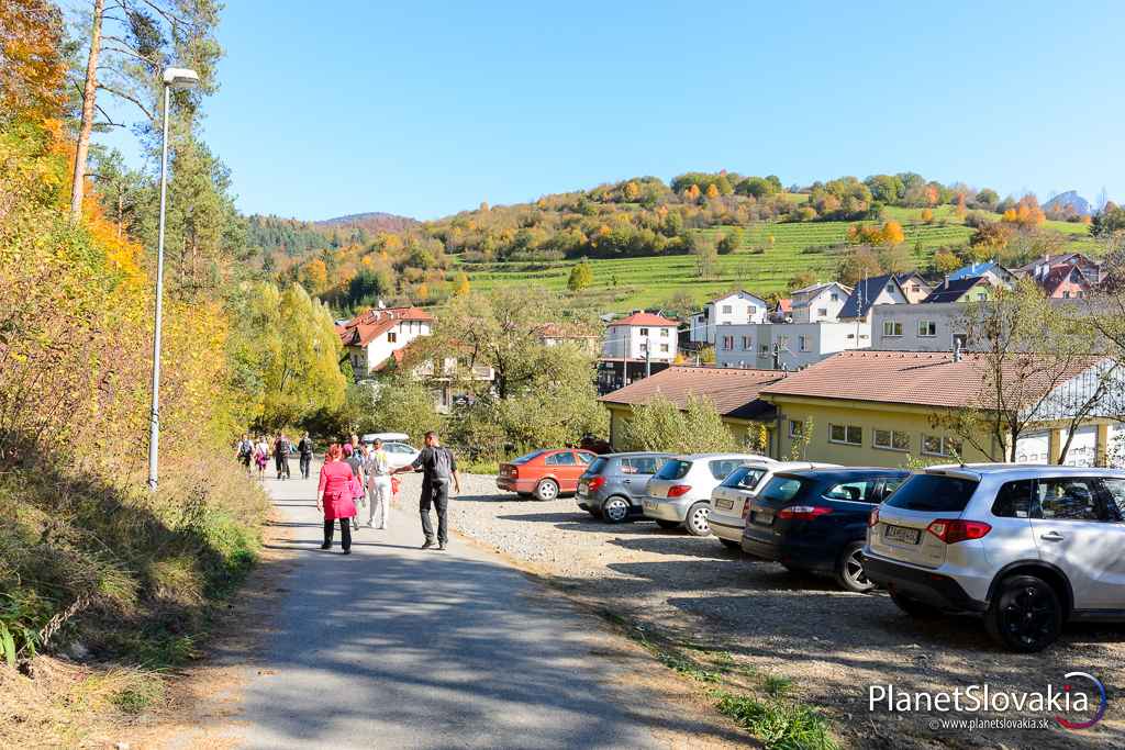 Parkovanie v lete pod rozhľadňou Terchovské srdce. V zime sme tieto časti obce zažili aj pod záľahami snehu. Vtedy je nutné nájsť si miesto nižšie v obci.