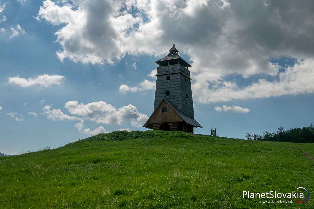 Drevená konštrukcia rozhľadne Zbojská. Výrazne pripomína tradičnú slovenskú architektúru známu zo skanzenov.