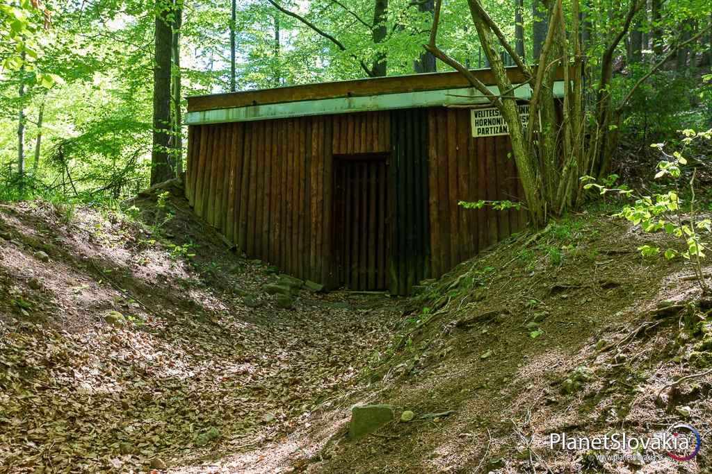 Rekonštrukcia bunkra SNP v Baškovej doline pri Sekaninách.