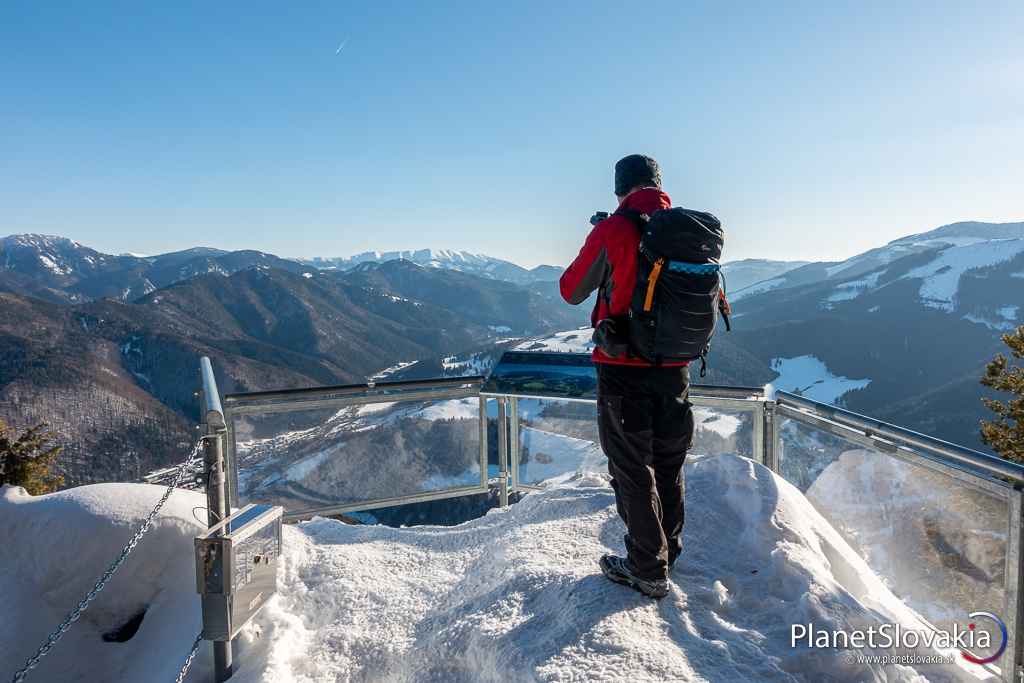 Turista na vrchole Sidorova.