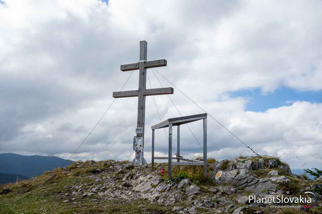 Vrcholový dvojkríž na SInej. Na vrchole sú i mapy s popisom výhľadu.