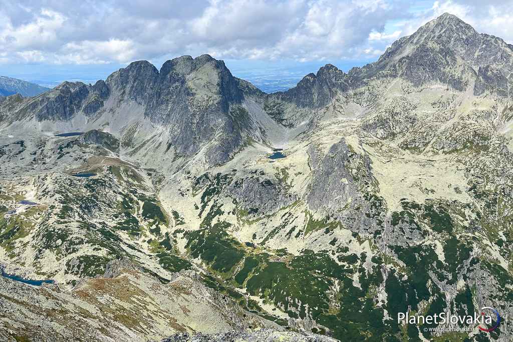 Zľava Javorový štít, Ostré štíty a Široká veža zo Slavkovského štítu.