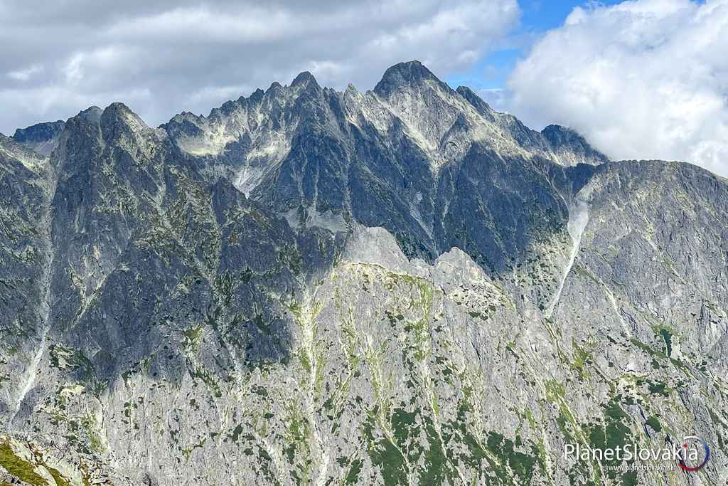 Skupina Lomnického štítu zo Slavkovského štítu po ustúpení oblačnosti.