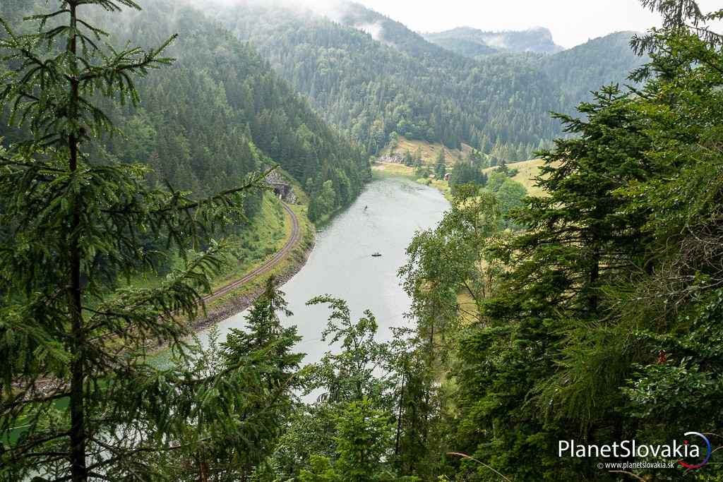 Pohľad na rieku Hnilec z červeno značenej turistickej trasy medzi Dedinkami a Stratenskou pílou.