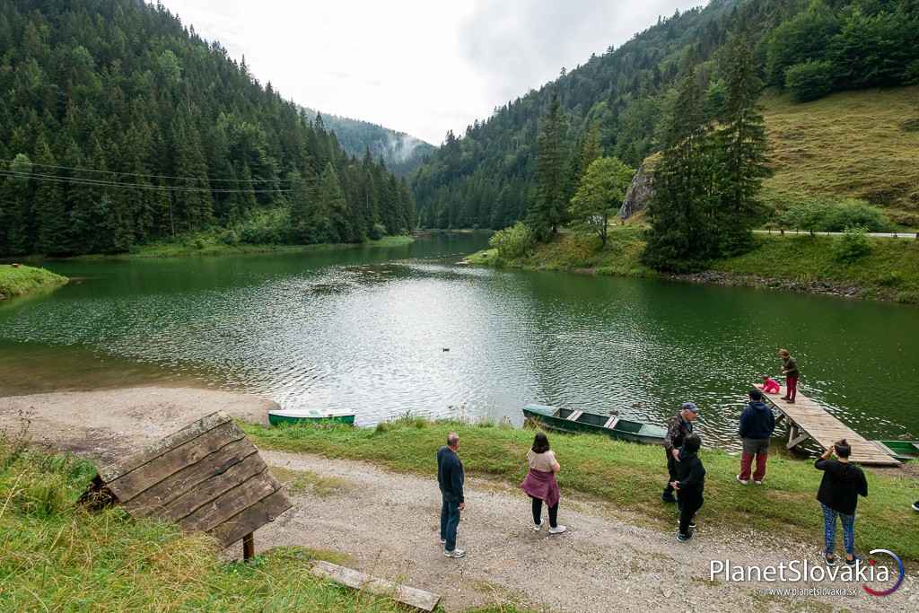 Návštevníci obdivujúci krásu Stratenskej píly. Mnoho turistov je tu však skôr raritou.