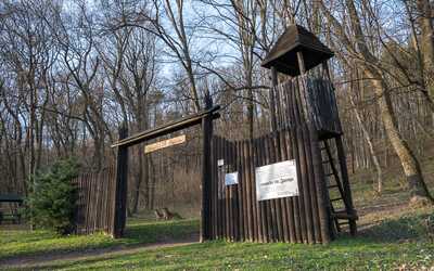Táborisko a prameň pri Rotunde svätého Juraja pod Marhátom
