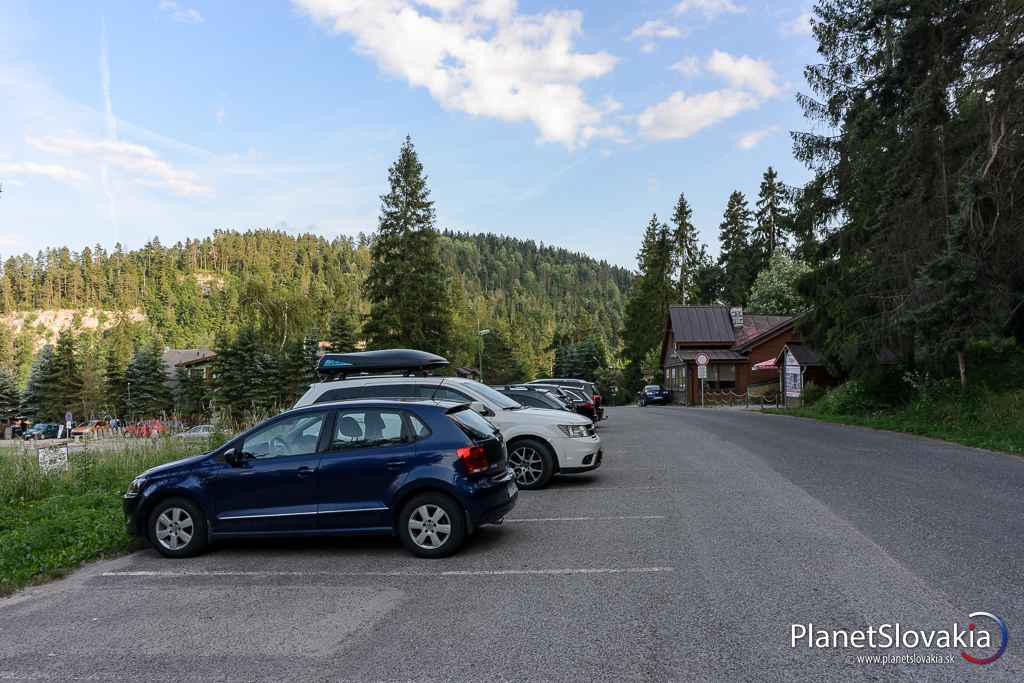 Parkovisko na Čingove. Jedná sa o jednú zo vstupných brán do Slovenského raja.