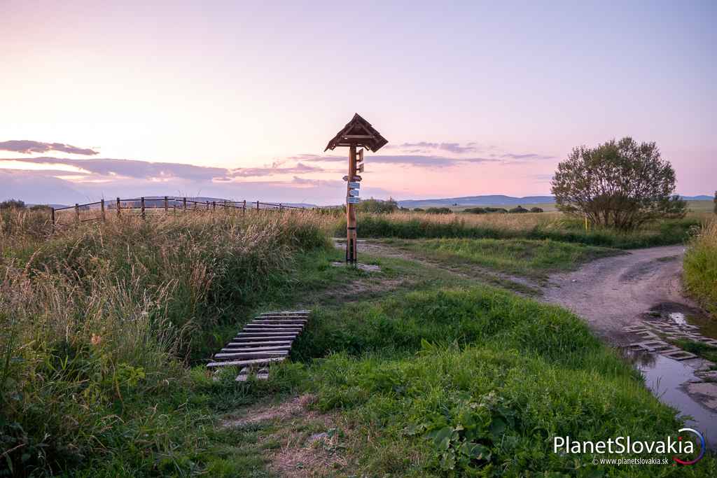 Smerovník Pri starej horárni. Výlet k Tomášovskému výhľadu môžete začať aj tu. Nachádza sa tu menšie parkovisko.