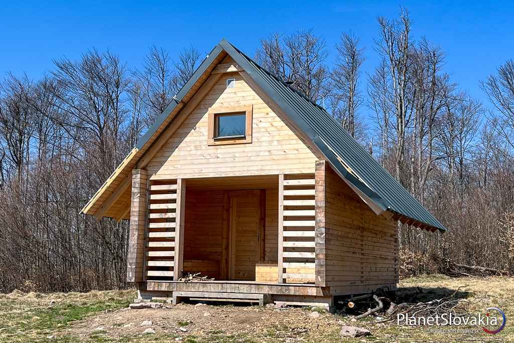 Útulňa na Plešine sa nachádza na horskej lúke na hlavnom hrebeni Vtáčnika.