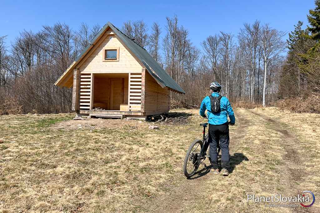 K útulni na Plešine sme sa dostali po modrej cyklotrase, ktorá vedie hlavným hrebeňom Vtáčnika.