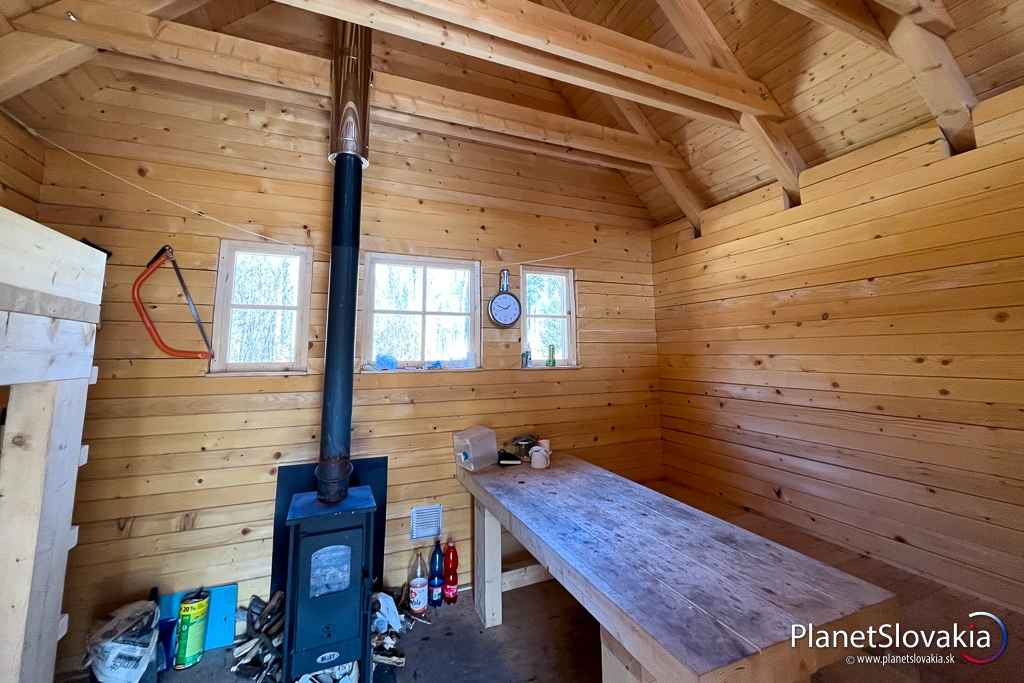 Piecka a stôl v útulni na Plešine.