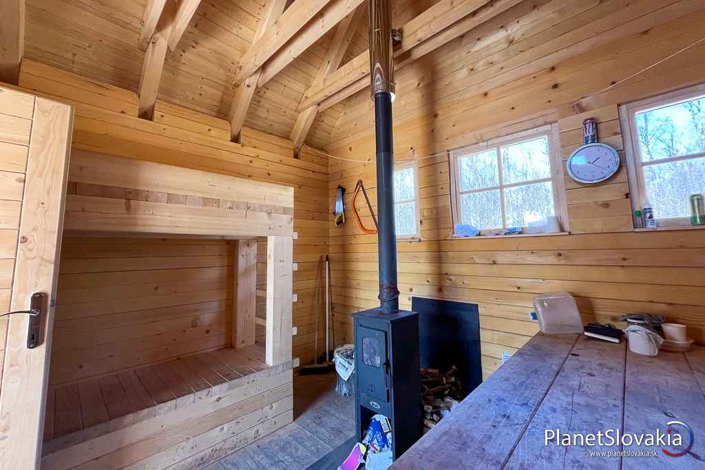 Vľavo si možno všimnúť pomerne kvalitné drevené postele v útulni na Plešine.