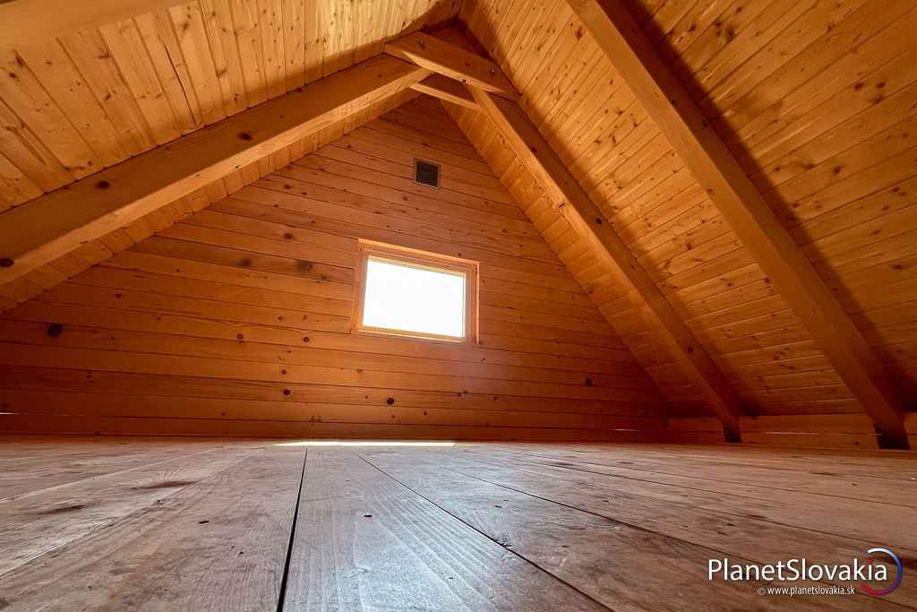 Podkrovie útulne na Plešine - priestor pre ďalších nocľažníkov.