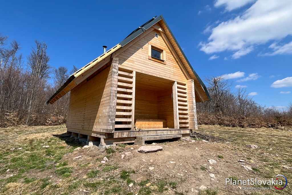 Mierne poškodené opláštenie strechy útulne na Plešine.