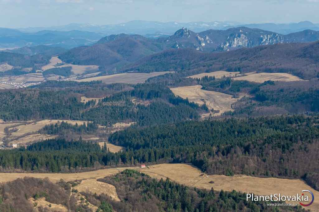 Pohľad z Veľkého Manína na oblasť Súľovských vrchov.