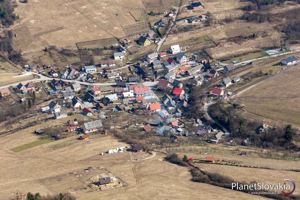 Pohľad z Veľkého Manína na Záskalie, kde môžete začať výstup na uvedený vrchol.
