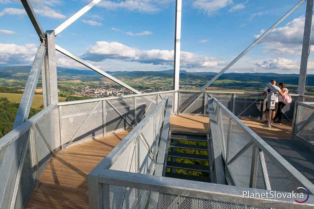 Vyhliadková plošina rozhľadne nad Breznom. Nie je krytá žiadnou strieškou.