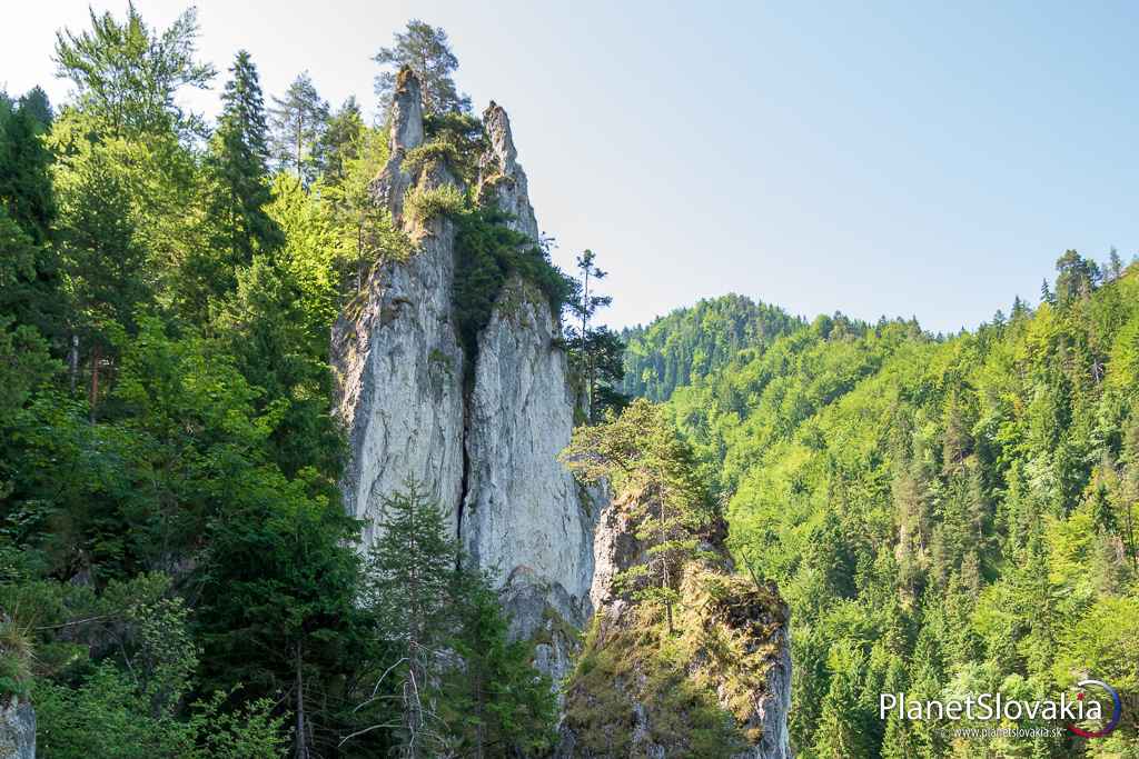 Skalná ihla nad dolinou Obšívanka. Stále je na čo pozerať. Až takmer do posledného metra tejto krásnej malofatranskej túry.