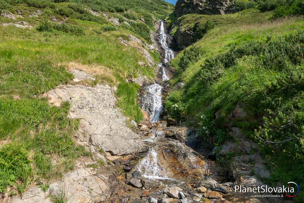Šarafiový vodopád. Pekný vodopád, ktorý sa nachádza priamo pri značenom chodníku v smere do Jaloveckého sedla.