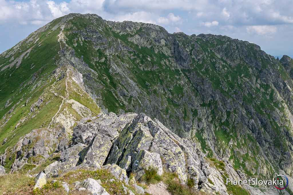 Baníkov (2178 m n. m.) z oblasti Príslopu. Strmý úsek na Baníkov pôsobí odstrašujúco, no na vrchole sme boli prekvapivo rýchlo.