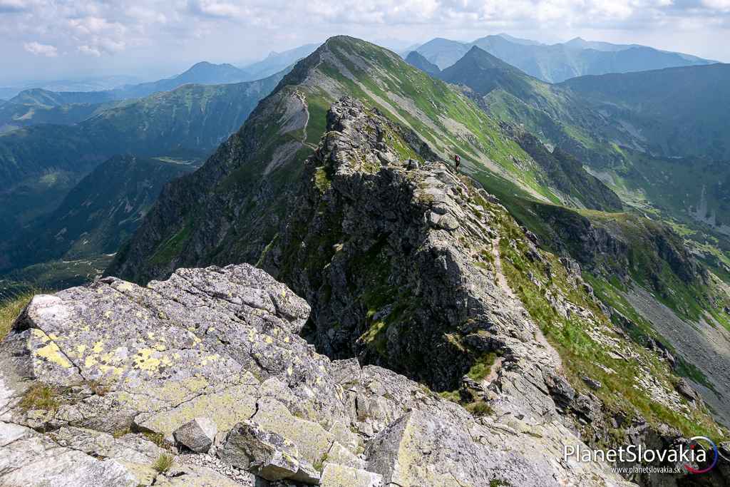 Skalnatý terén pred Hrubou kopou. Chodník je tu technicky trochu ľahší.