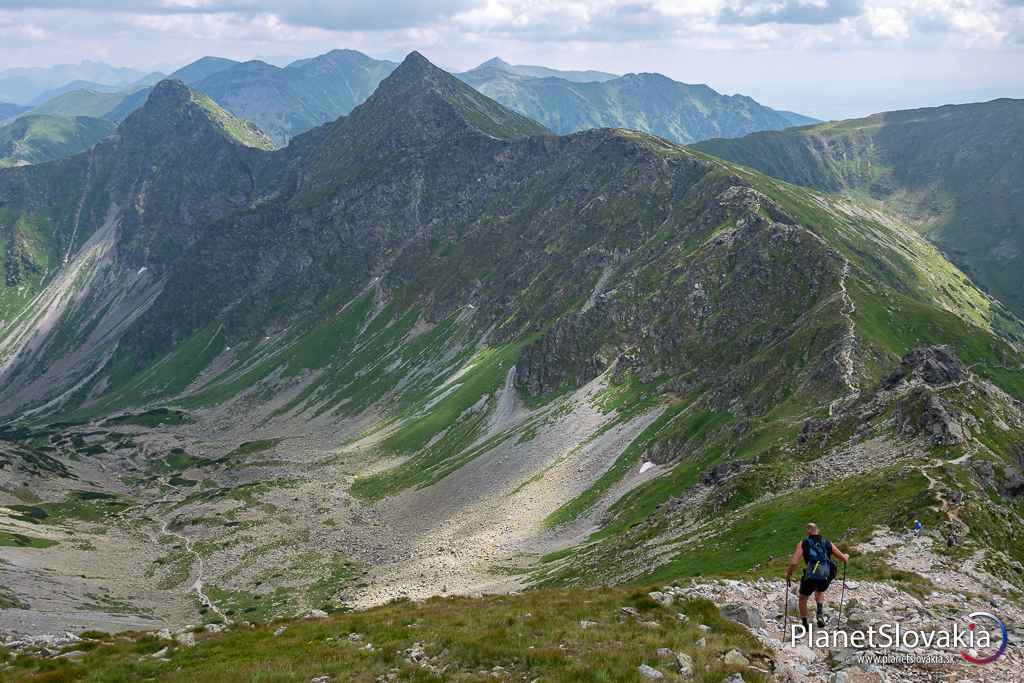 Chodník hlavným hrebeňom k Plačlivému 2125m a Ostrému Roháču 2088m. My však z hrebeňa odbočíme v Žiarskom sedle, späť do Žiarskej doliny.