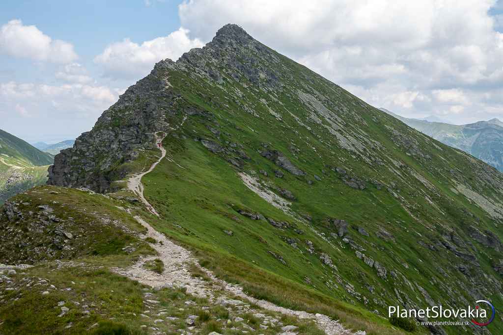 Plačlivé (2125 m n. m.), tiež známe ako Plačlivô prípadne Plačlivý Roháč. Spolu s Ostrým Roháčom svoj tvarom dali meno tunajším horám, ktoré zvyknú byť označované ako Roháče.