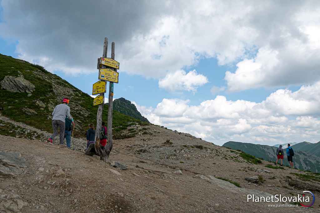 Žiarske sedlo (1917 m n. m.). Po krátkom oddychu sa vydáme na zostup k Žiarskej chate (1325 m n. m.).