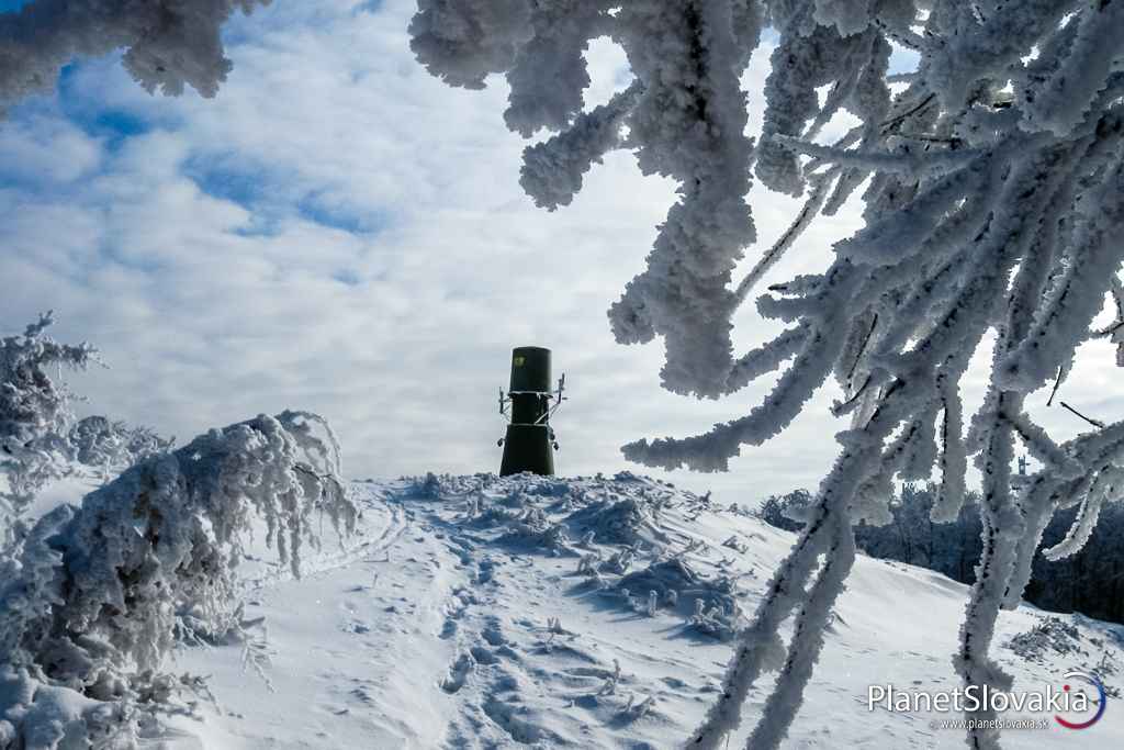 Sme správne na Čmeľku. Čmeľok spoznáte podľa vysielača na jeho vrchole.