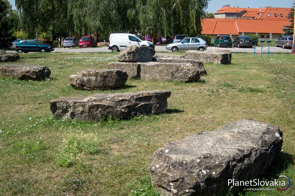 Menšie kamene. Roztrúsené kamene majú kvádrovitý tvar, no nevidno na nich žiadne ďalšie vytesané symboly.