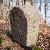 Hraničné kamene v okolí vrchu Hrabovina