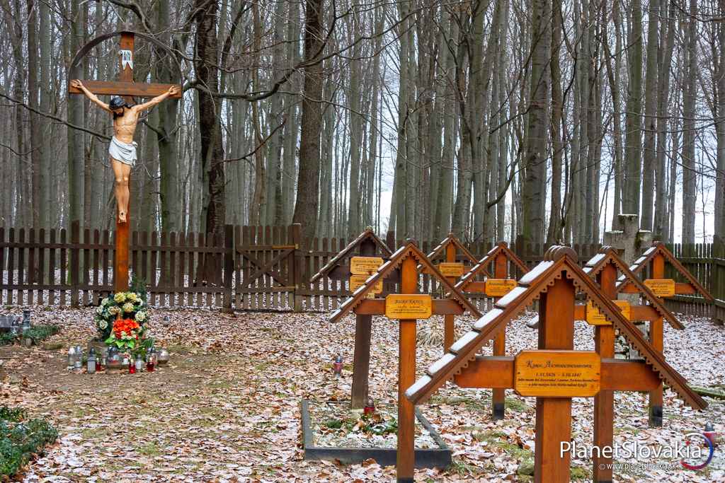 Cintorínu Huncokárov dominuje veľký kríž s vyobrazením Krista.