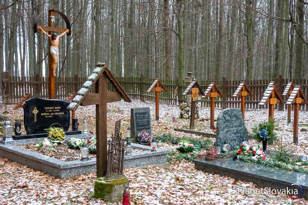 Na Huncokárskom cintoríne v súčasnosti nájdete i modernejšie náhrobné kamene. Stále sa však jedná o Huncokárov a ich potomkov.