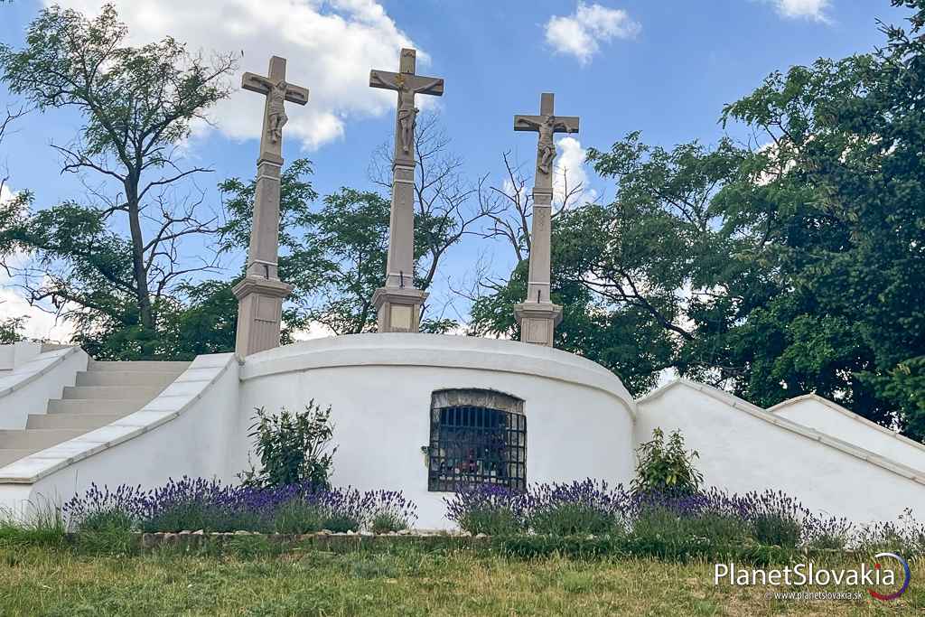Kalvária nad Modrou je tvorená typickými troma krížmi v tomto prípade situovaných na masívnom podstavci s dvoma bočnými schodiskami.