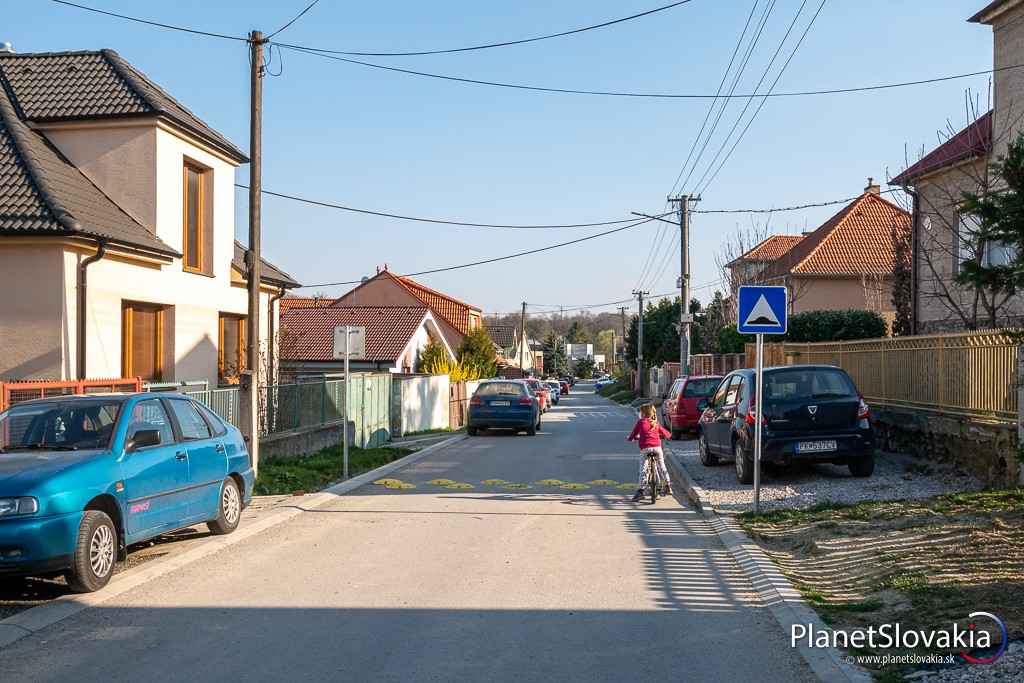 Ulicou Kozare smerom ku kamenným tváram v rokline Glanec nad Šenkvicami.