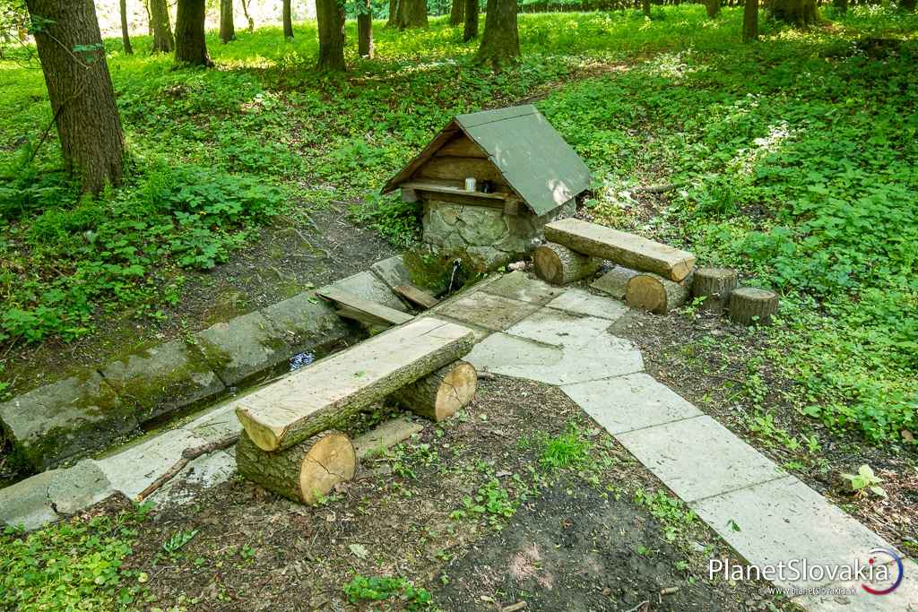 Pavlovská studnička - miesto, kde sa dá doplniť voda cestou ku kaplnke od Oreského.