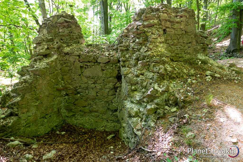 Zachovali sa tu i väčšie časti múrov. Ide zrejme o zvyšky kostola nad Plaveckým Podhradím.