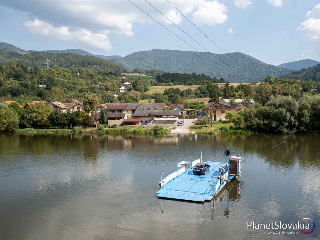 Kompu tvoria 3 vojenské ženijné pontóny v celkovej dĺžke 21,9m a šírke 8m. Kapacita kompy je 6 osobných vozidiel a 40 osôb, nosnosť 20 t.