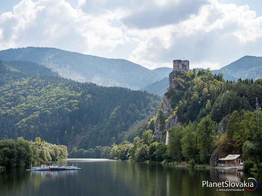 Pohľad na kompu a hrad Strečno z mosta medzi Strečnom a Nezbudskou Lúčkou.