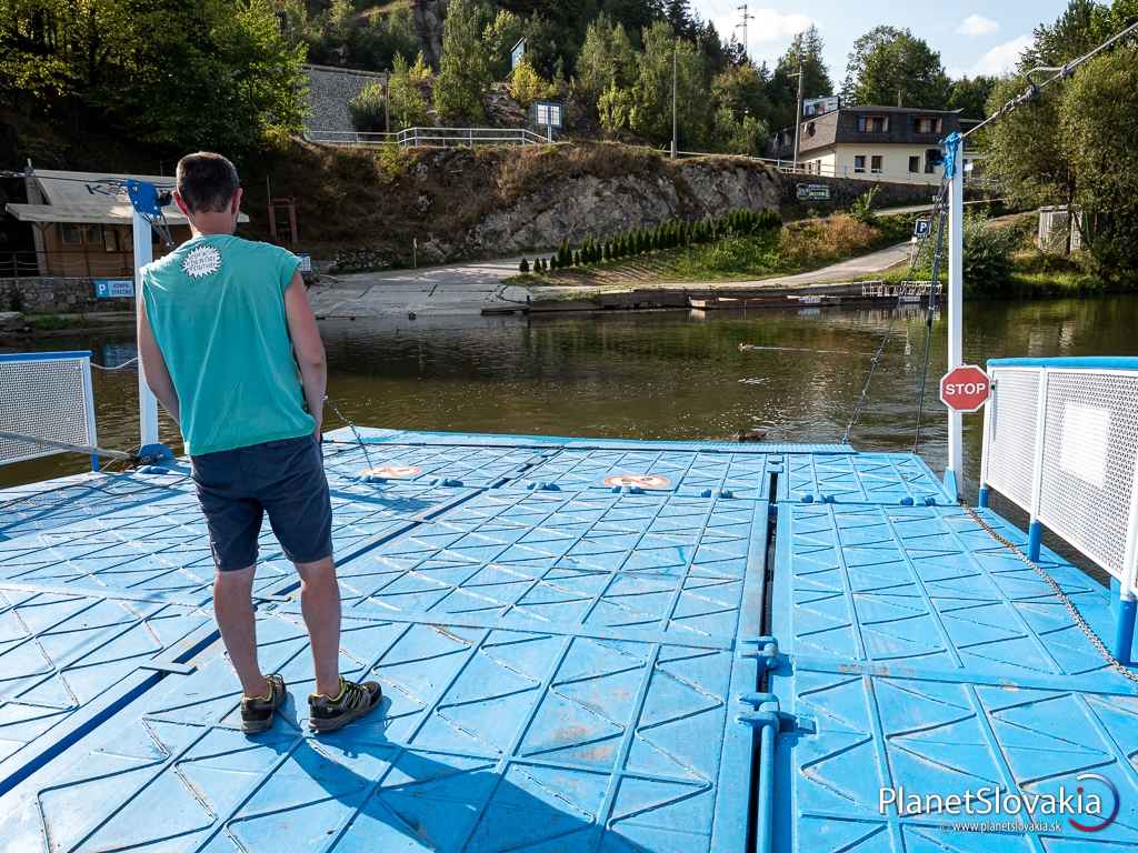 Preprava kompou z jedného brehu na druhý aj s naložením a vyložením nám zabralo cca 10 minút času.