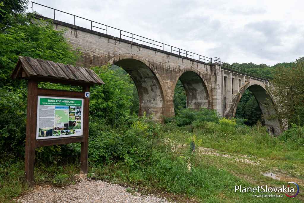 Mníšanský (Koprášsky) viadukt tvorí časť trate napojenej priamo na Koprášsky tunel.