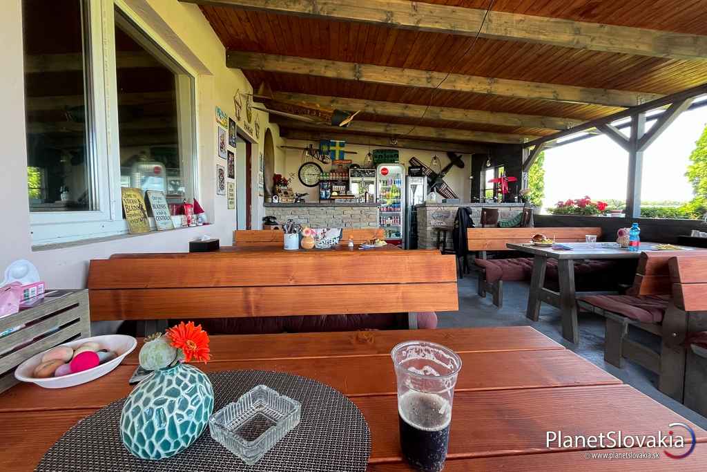 Menší bar pri letovej ploche, z ktorého vidíte priamo na lietadlá.