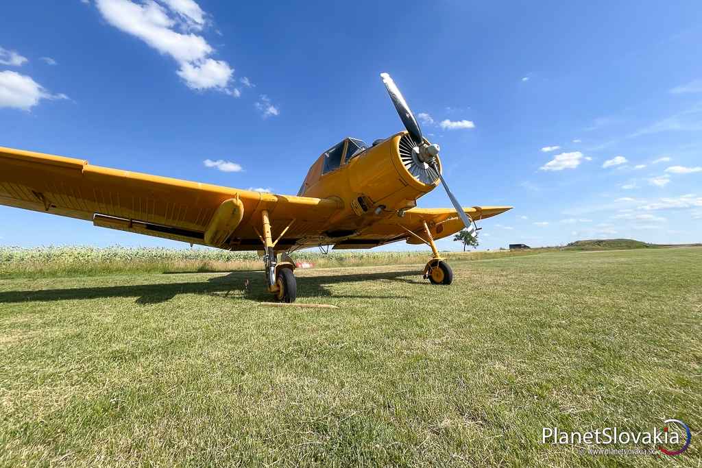 Lietadlo Zlín Z-37 Čmelák a poctivo upravená letová plocha letiska Malý Madaras..