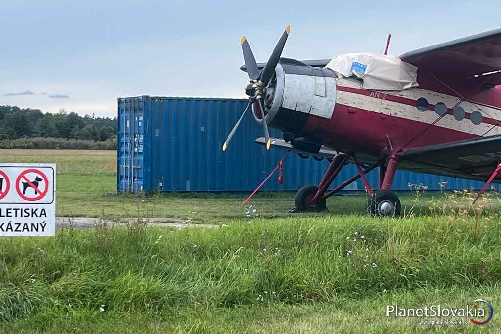 Pohľad na vrtuľový stroj typu AN - 2 na letisku Senica.
