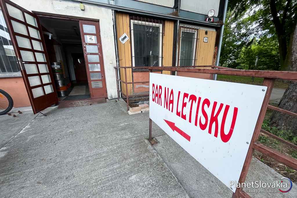 Vstup do baru na letisku v Senici. Bar disponuje interiérovou časťou aj vonkajšou terasou.