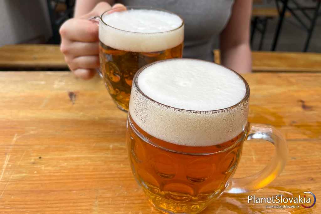 Pivo v bare na letisku v Senici.